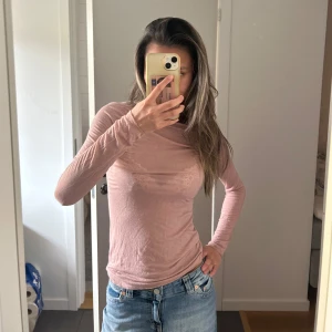 Intimissimi topp - Säljer denna tröja från intimissimi i storlek S, fint skick men syns att den inte är helt ny!🥰