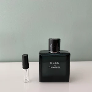 3 ml sample/doftprov av Bleu De Chanel edt - Ett sample på 3 ml av Bleu de Chanel edt. Det är en fräsch parfym som funkar bra att ha året om. Våra samples är helt nya och är gjorde av glas så de är i mycket bra skick. Det är fritt fram att skriva till oss om ni har några frågor.