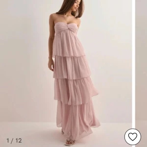 Ljusrosa långklänning från Nelly - Dreamy frill dress från Nelly. Säljer pga den var för stor för mig. Helt ny med prislapp, enbart testad. Nypris är 699kr.