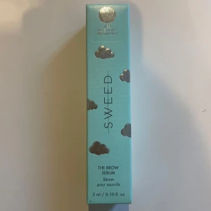 Sweed Brow Serum - Sweed The Brow Serum i en ljusblå förpackning med silvriga moln. Innehåller 3 ml serum för ögonbryn. Helt oöppnad, det ser man på de sista 2 bilderna