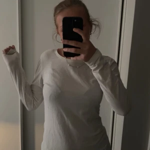 Långärmad tröja - Säljer en basic vit långärmad tröja från Kappahl i storlek S. Tröjan har inga fläckar och är i samma modell som en liknande beige tröja som jag har upplagd. Säljer pga den inte kommer till användning.💕💕Ifall någon har intresse av både denna och den beiga tröjan kan jag lösa så man får båda i ett o samma paket, de är bara o skriva😊