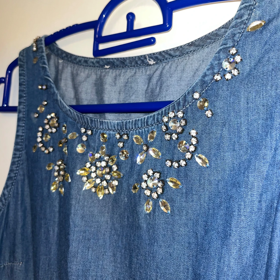 Jeansklänning med kristallstenar - 1