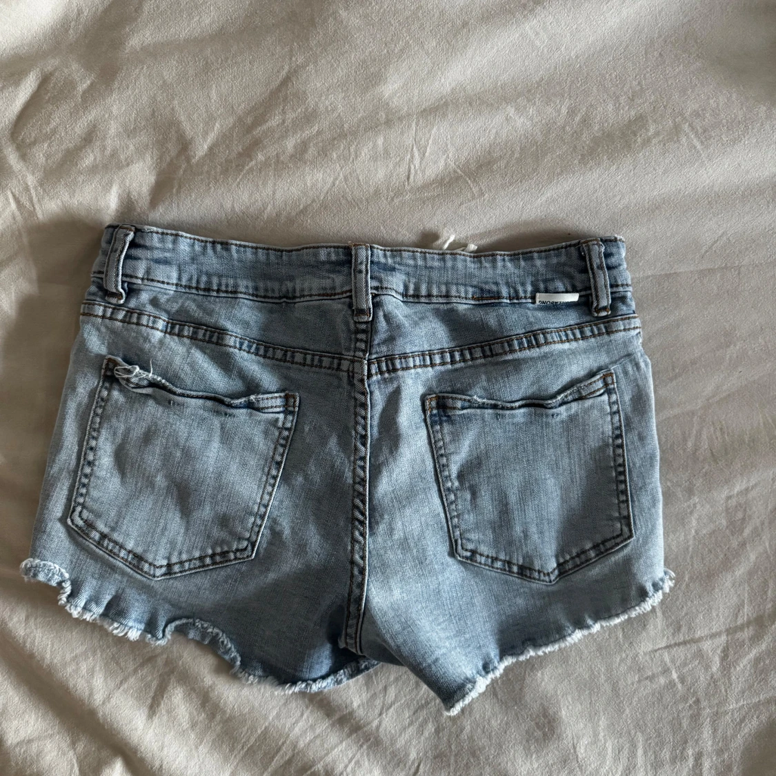 Ljusblå jeansshorts med snörning från Billabong - 1