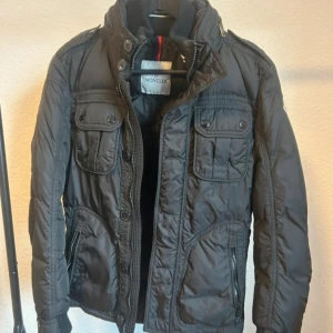 Moncler field jacka - Skit fet moncler field jacka i storlek 0 sitter som XS! // sjävklart äkta, inga defekter! 😁🙌🏻// priset går att diskutera vid en smidig affär, skickar samma dag 😁