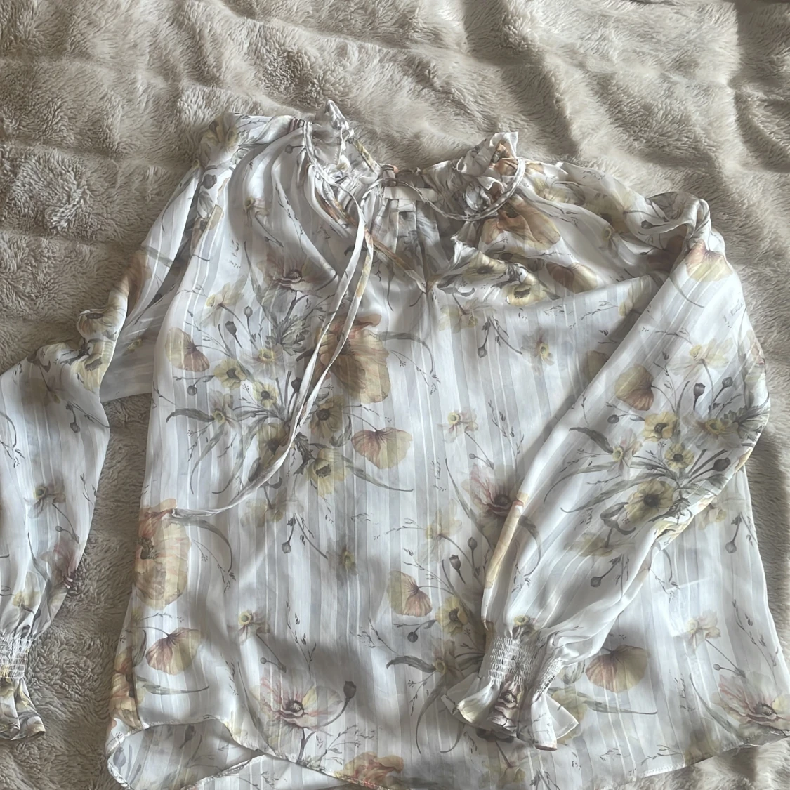 Blus med blommönster 