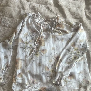 Blus med blommönster  - Fin blus som är lite genomskinlig. Blommigt mönster och knytbart öppe vid halsen🫶🏽