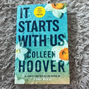 It Starts With Us - Boken är skriven av Colleen Hoover och heter ”It Starts With Us” är en del av It Ends With Us serien. Rekommenderar 