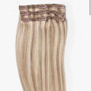 Blonda clip-on löshår - Säljer ett set med blonda clip-on löshår i en kall, ljus nyans med naturliga skiftningar. Löshåret är rakt och har flera clips för enkel fastsättning. Perfekt för att snabbt få längre och fylligare hår. 40cm från rapunzel of sweden 🫶🏼💇🏼‍♀️ endast använt ca 2 gånger så väldigt fint bevarat