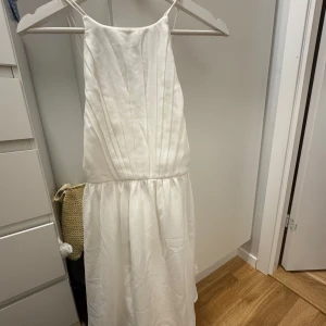 Vit studentklänning  - Vit klänning ifrån bubbleroom, storlek 34🦋