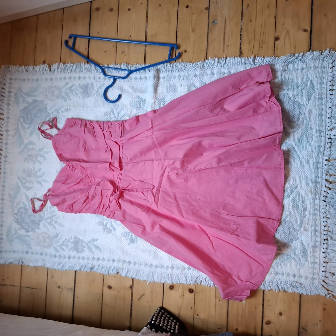 Rosa axelbandsklänning med volangdetaljer