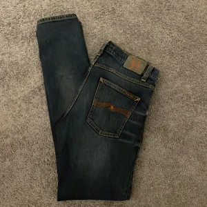 Nudie jeans - Säljer ett par mörkblå jeans från Nudie Jeans i modellen Lean Dean, med strlk W30 L32. Skick 10/10 använda 1-2 gånger helt nya. Priset är inte hugget i sten, meddela mig vid frågor eller funderingar.