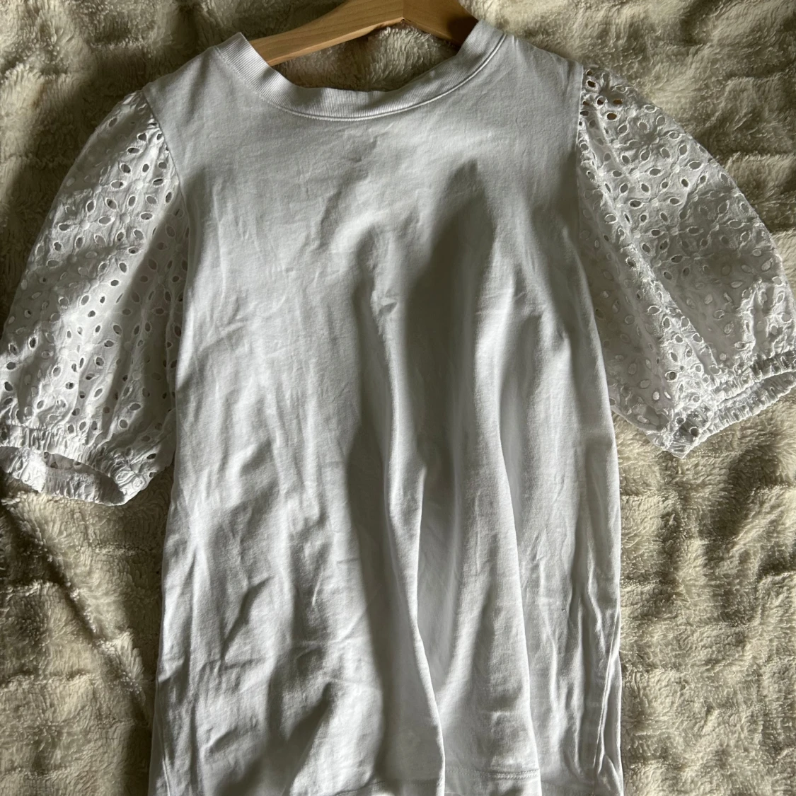 Vit topp med puffärmar och broderade detaljer