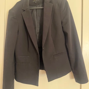 Kavaj Stockholm lm - Säljer min Kavaj från Stockholm LM❣️Har används försiktigt och är i super bra skick! Inga defekter. Nypris: 1299, kan förhandla vid snabb affär 