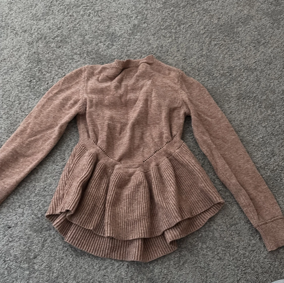 Beige stickad tröja med volang från ONLY - 1