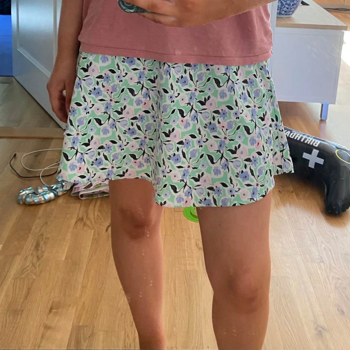 Blommig kjol i pastellfärger - 1