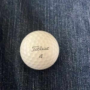 7 st PRO v1/x - Bilderna visar flera golfbollar av märket Titleist, modell Pro V1, placerade i en äggkartong. Detta är inte en bok, utan sportutrustning för golf.