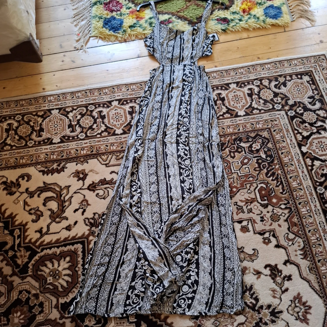 Svartvit långklänning med blommigt mönster - 1