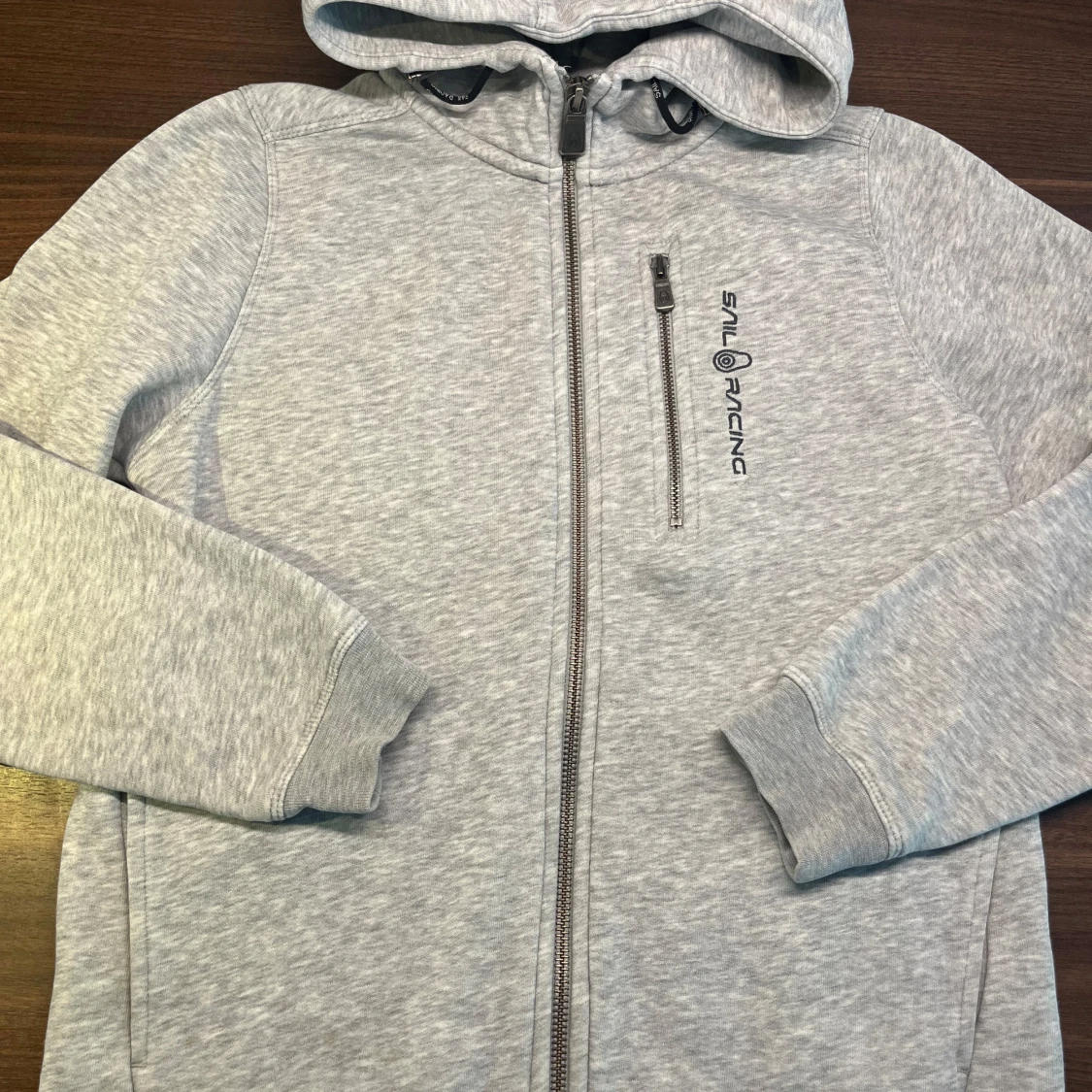 Ljusgrå hoodiejacka från Sail Racing 