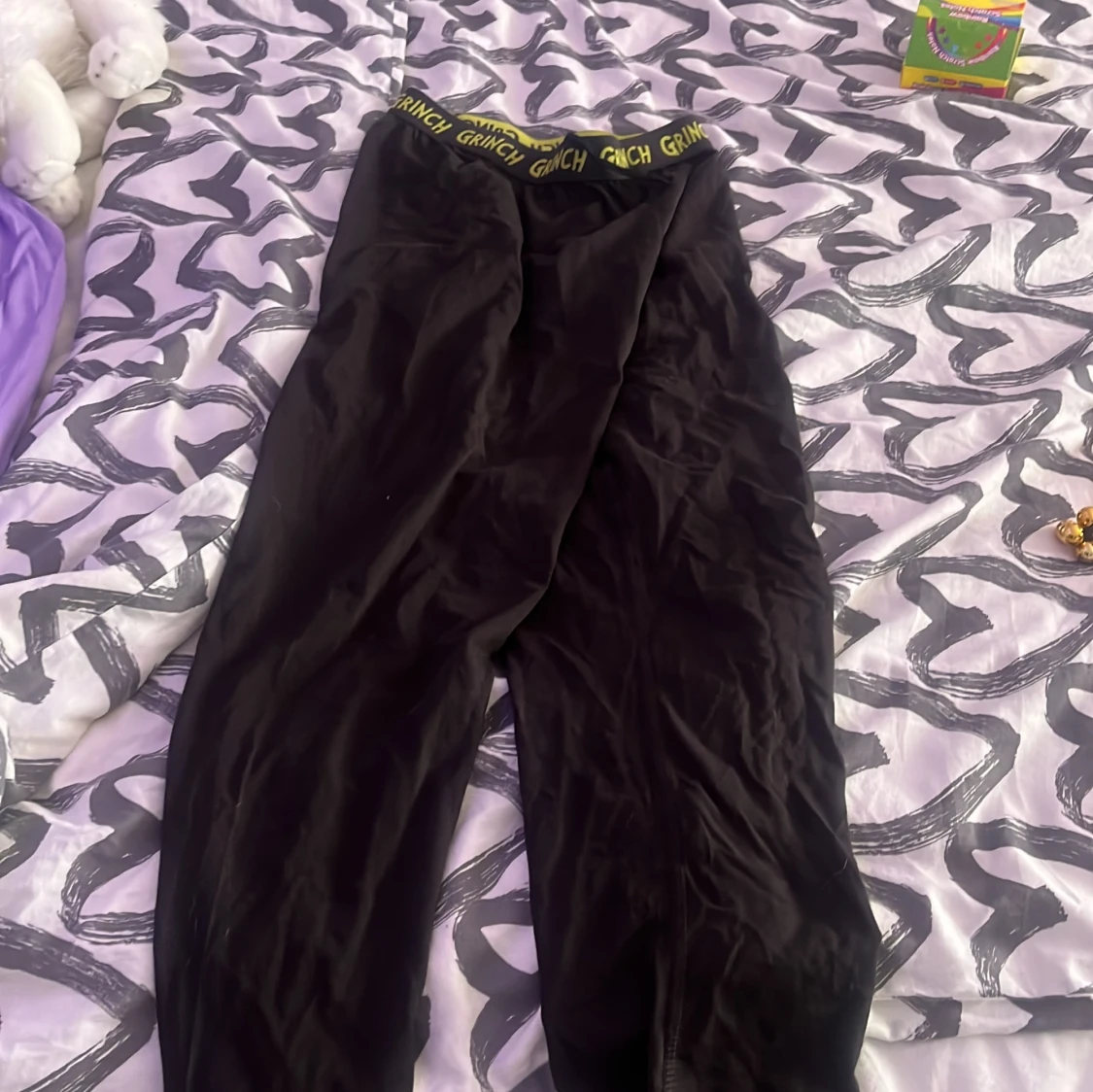 Svarta mjukisbyxor med Grinch-tryck i midjan från H&M