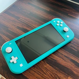 Nintendo Switch Lite spelkonsol i färgen turkos  - Jag säljer en Nintendo Switch Lite spelkonsol i färgen turkos, den är knappt använd och fungerar som helt ny, säljer den för jag använder den inte. Den har skärmskydd på redan, inga repor, det följer med ett helt och fint fodral som rymmer konsolen och några spel. Tre spel tillkommer med i köpet, mariokart deluxe 8, animal crossing och minecraft. Och laddaren följer med såklart. Jag har fortfarande original förpackningen för spelkonsolen och spelen. Original pris för allt 3500 kronor