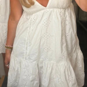 Vit somrig klänning - Klänning från Zara 