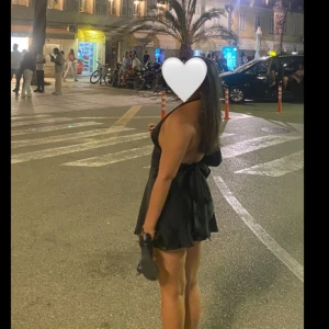 Svart halterneck miniklänning i satin - Säljer denna svarta klänning i satin från zara i storlek S. Jättefin passform med öppen rygg. Använd 2 gånger men har små defekter men inget som syns tydligt. Skriv privat för bilder❣️