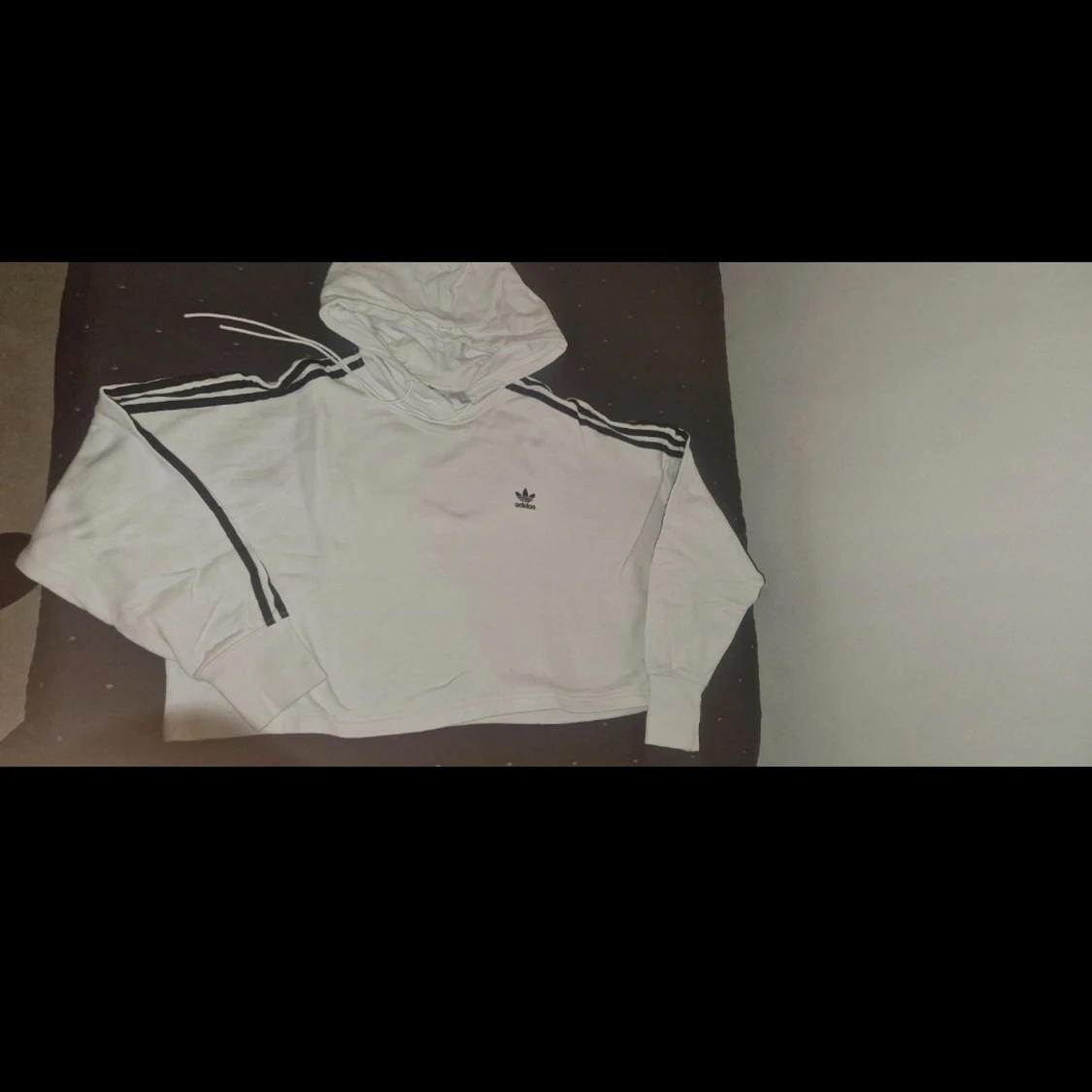 Vit hoodie från Adidas med svarta ränder