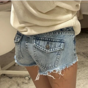 Lågmidjade shorts  - Säljer dessa populära lågmidjade shortsen från Pull&Bear! Super bra kvalité och snygga på, tyvärr lite för små för mig! Passa på att köp! Midjemått:35-36cm grenhöjd: 19cm 😇💕
