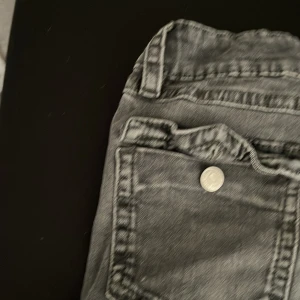 Grå jeans från Gina tricot  - Grå jeans från Gina i storlek 164 me bootcut