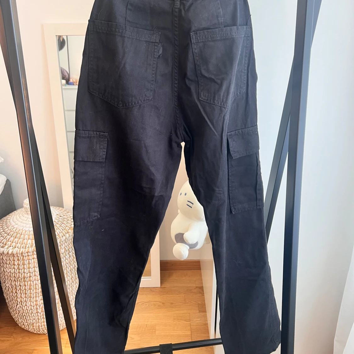 Stradivarius svarta cargo byxor, storlek 38 - 1