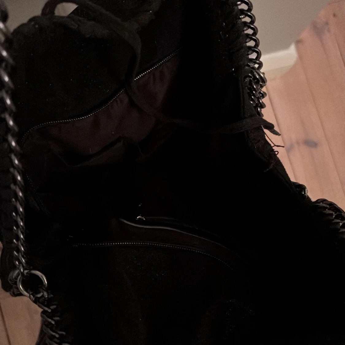 Svart axelväska med kedjedetaljer - 1