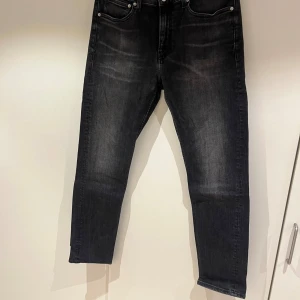 Calvin Klein Jeans svarta jeans - Ett par svarta jeans från Calvin Klein Jeans.  I gott skick, använda ett fåtal gånger. Slim modell. Nypris 1200kr   Storlek: 32/30
