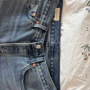 Levi's 501 90’s jeans (mid/low waist) - Klassiska Levi's 501 90’s jeans i blå tvättad denim med raka ben och knappgylf. Jeansen är använda ca 3 gånger därav priset💕 färgen på första två bilderna och modellen på den sista!