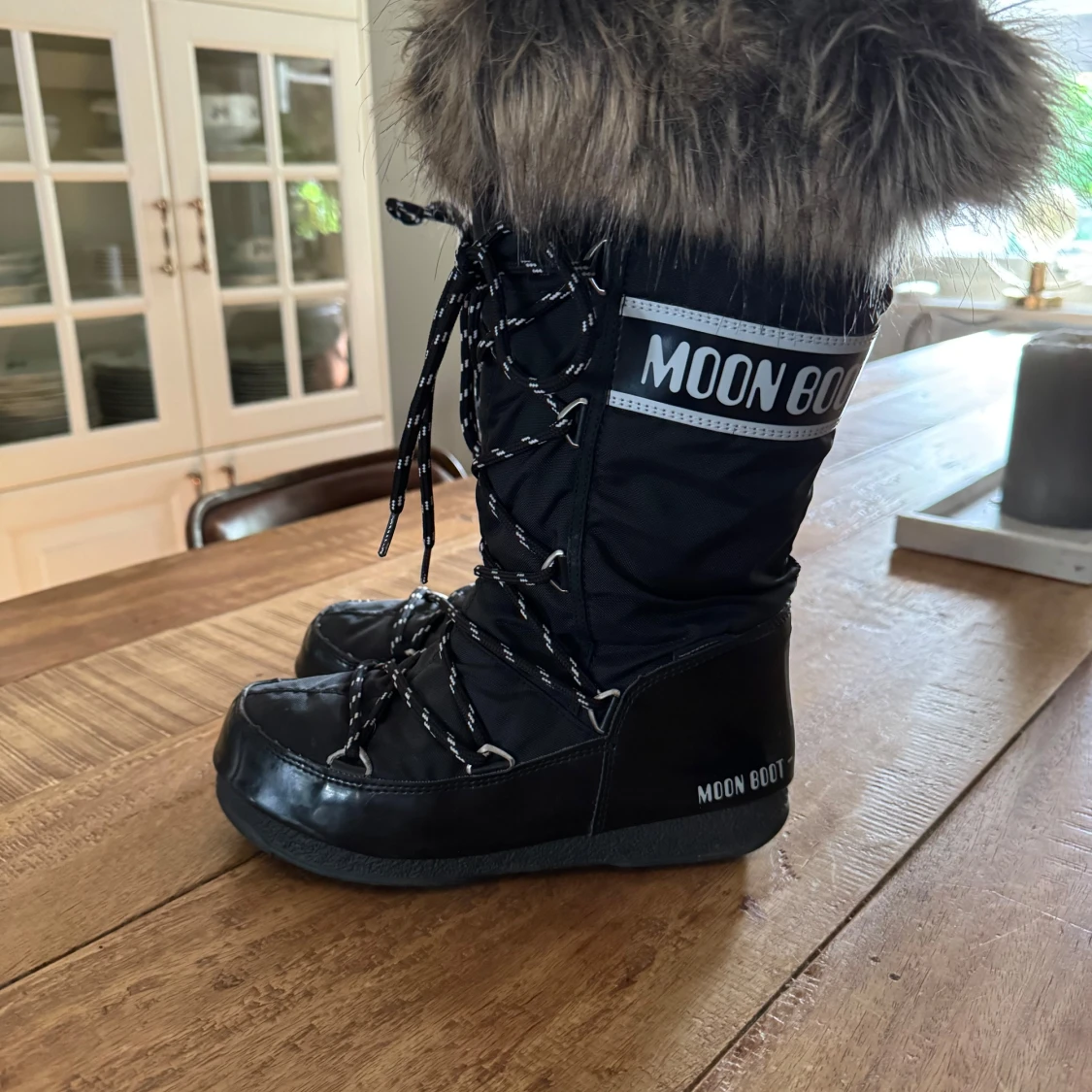 Svarta Moon Boot med fuskpäls