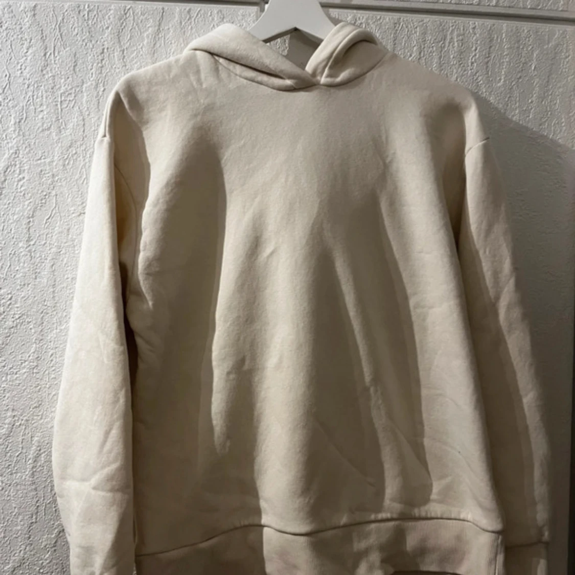 Beige hoodie från Gina Tricot