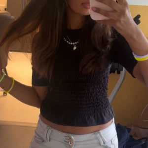 Svart ribbad topp  - Svart ribbad topp från hm. Köpte förra året säljs ej längre! Så fin passar xs/s💕