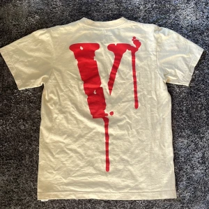 Vlone laugh now cry later T-shirt - Beige Vlone t-shirt. Knappt använd några fåtal gånger bara. Perfekt för dig som gillar streetwear och edgy prints.