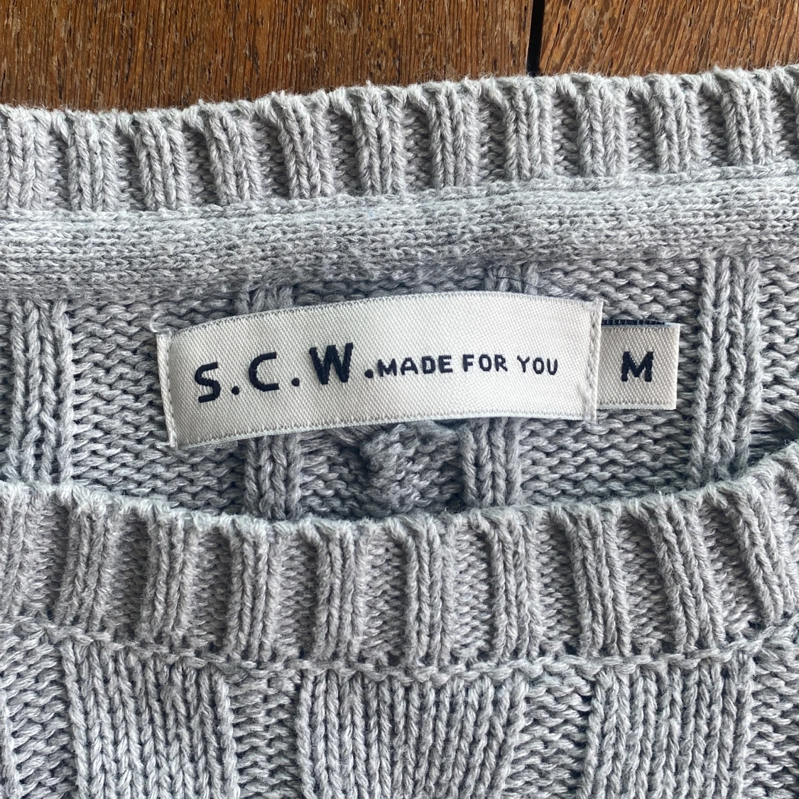 Ljusgrå kabelstickad tröja från S.C.W. - 2