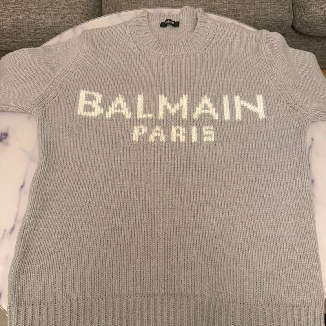 Grå stickad tröja från Balmai Paris