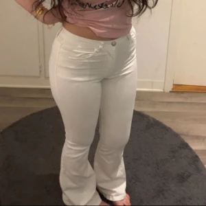Vita utsvängda jeans🩷 - De e lite genomskinliga, därför har jag bara använt dem ett par gånger 🩷Dem kan vara liiiite långa om du är kort. (Jag är 158cm)