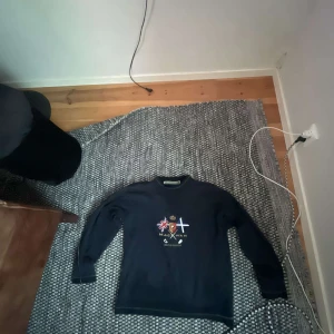 Mörkblå långärmad tröja med tryck från Napapijri - Nytvättad därför ser de ut som den har märken den är bara blöt inga märken alls!!!