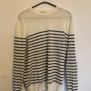 Vit och marinblå randig tröja - Från suitsuply. Storlek L men sitter lite tajt 