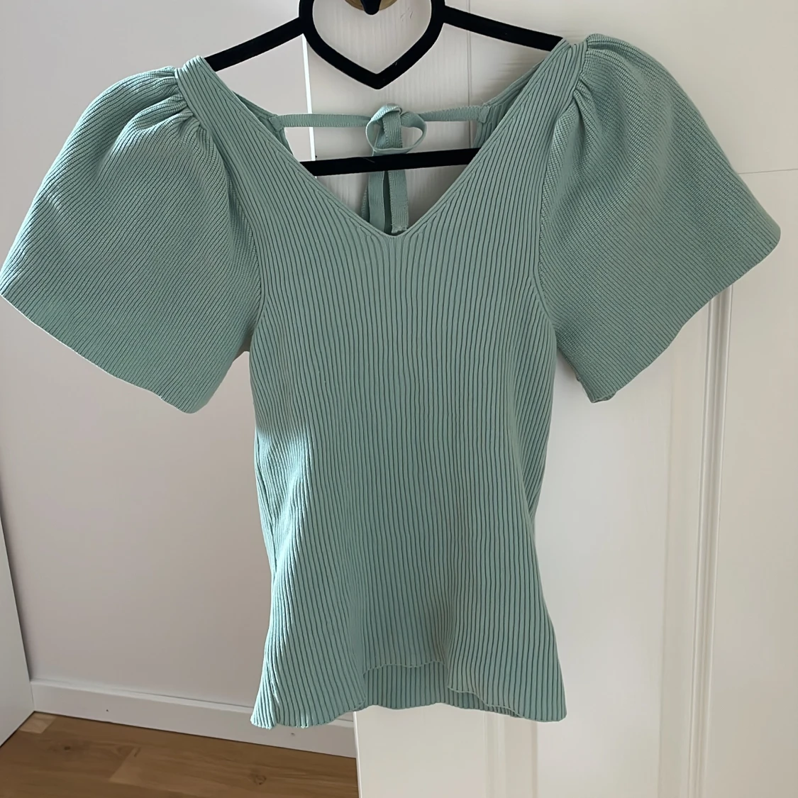 Ljusgrön ribbad topp med puffärmar och knyt i ryggen - 1