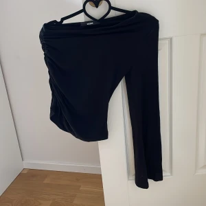 Svart oneshoulder topp från BikBok - Storlek S 🤍