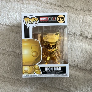 Funko pop marvel studios guld iron man - Förpackning i rätt så dåligt skick, själva gubben är i bra skick