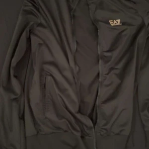 Kofta EA7 - Ea7 tröja, nypris= 900kr sälja för 350kr. storlek M 