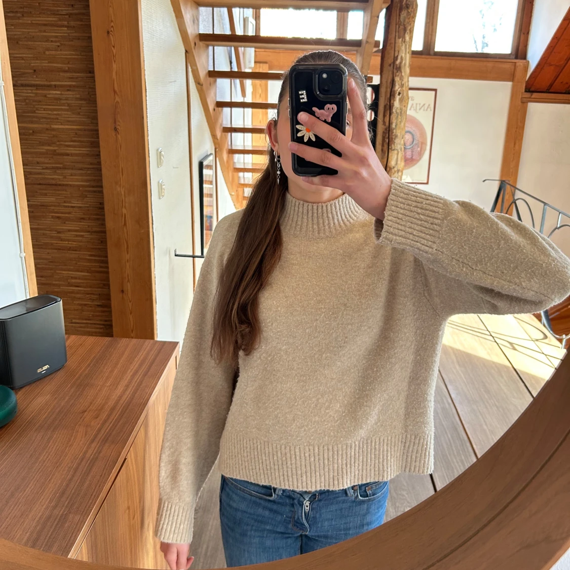 Beige stickad tröja med rund hals - 1