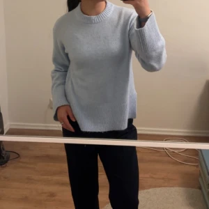 Långärmad kofta - Ljusblå kofta/stickad tröja. Använd fåtal gånger. Inga slitage. Storlek XS, men passar alltifrån XS-M. Jag brukar ofta bära S-M i kläder. Mjukt material och väldigt fin färg🌟🩵