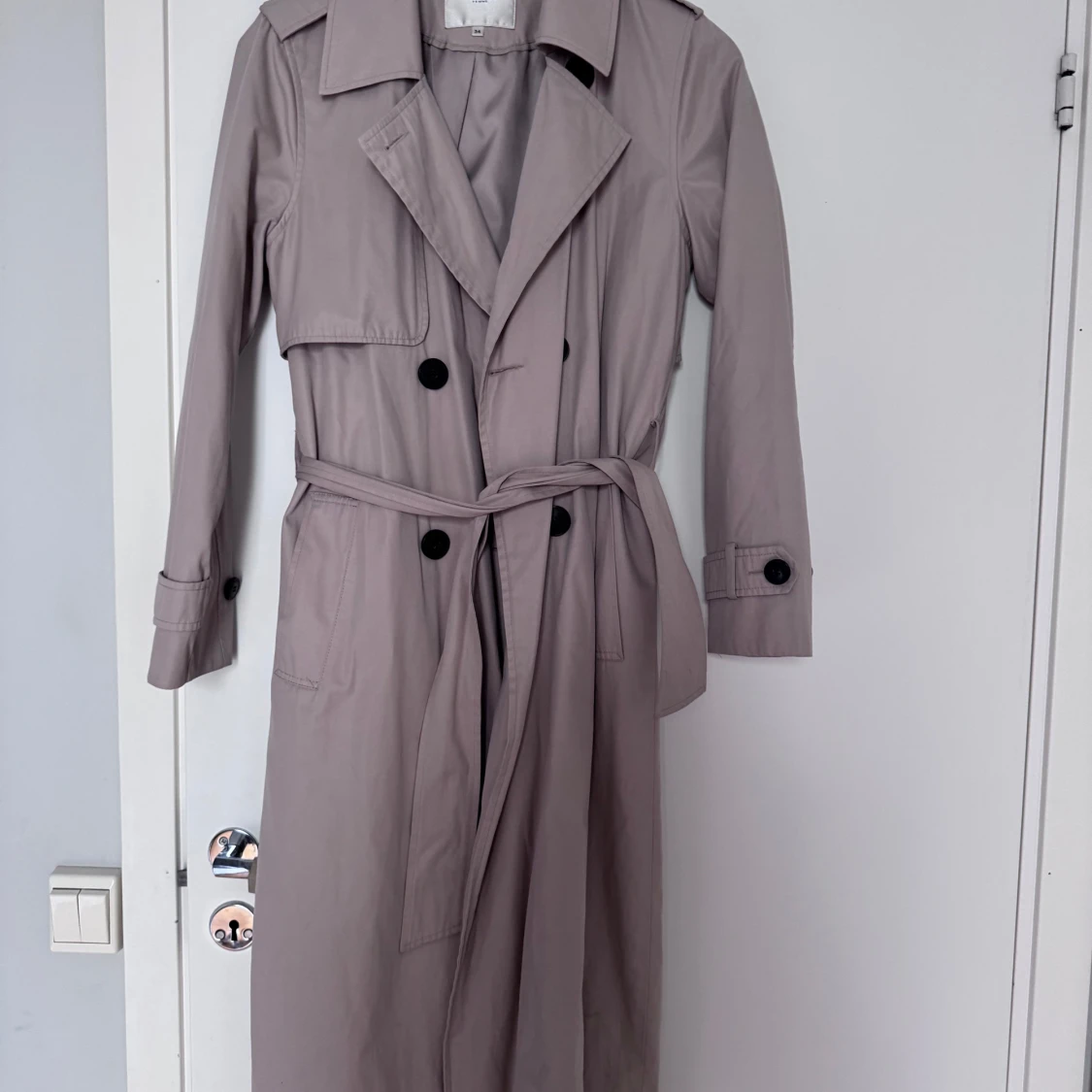Beige trenchcoat från Selected Femme