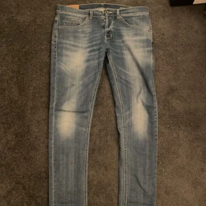 Dondup George  - Säljer ett par sjukt snygga dondup jeans i modellen George, storleken är 32, skicket är 8-9/10. Hör av er vid frågor och funderingar!